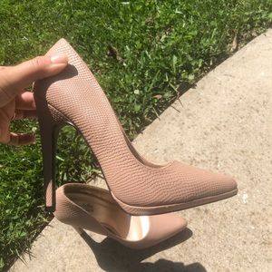 Nude pumps